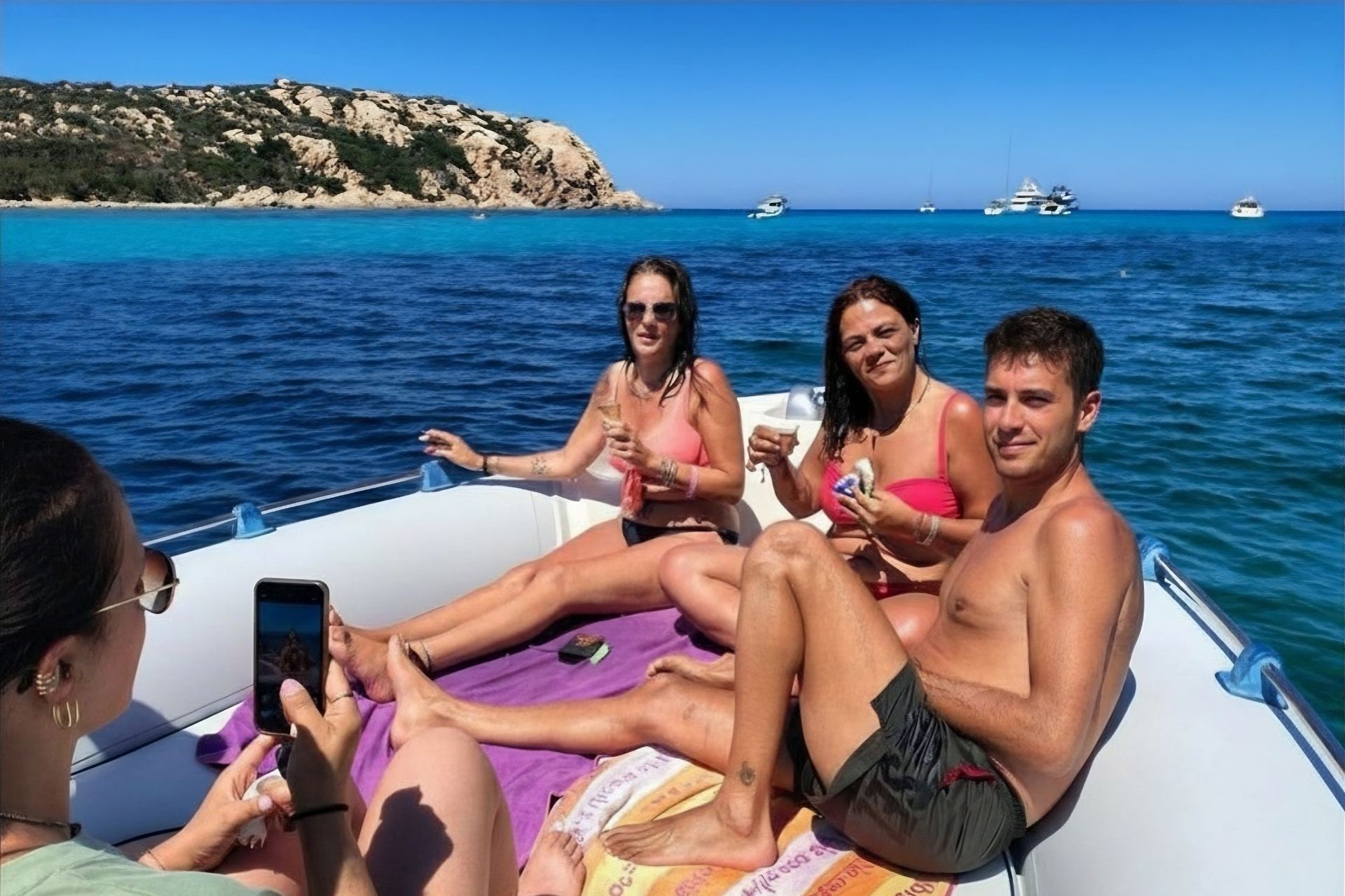 Beiboot mit Menschen an Bord in Golfo Aranci