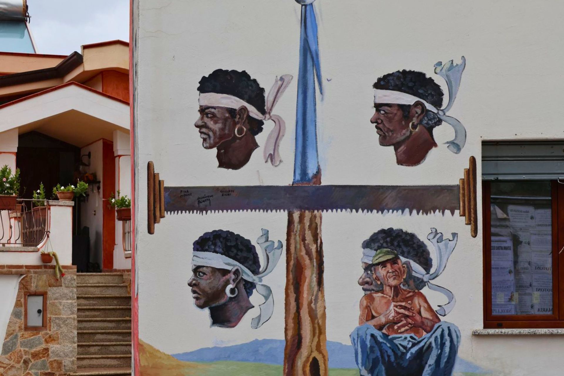 Un murales raffigura quattro persone legate ad un palo con una sega in mezzo