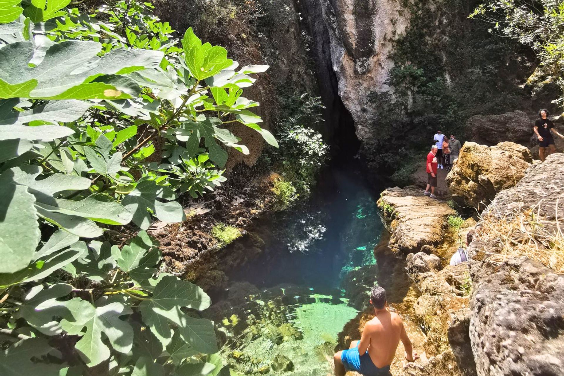Excursion to the Lanaitho Valley with people enjoying the crystal clear water and the surrounding nature