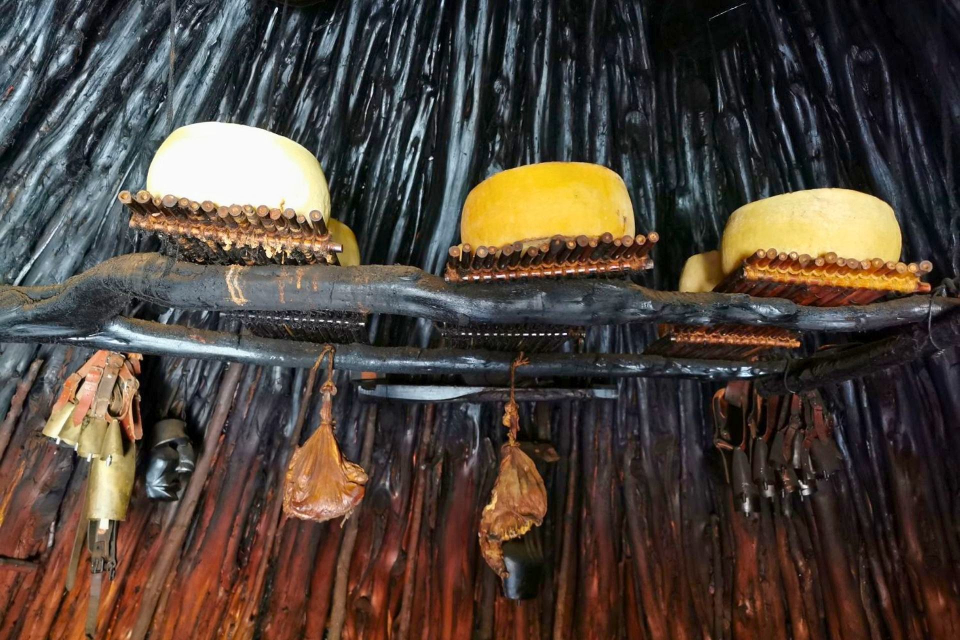 Imagen de instrumentos musicales tradicionales de Cerdeña colgados de una estructura de madera