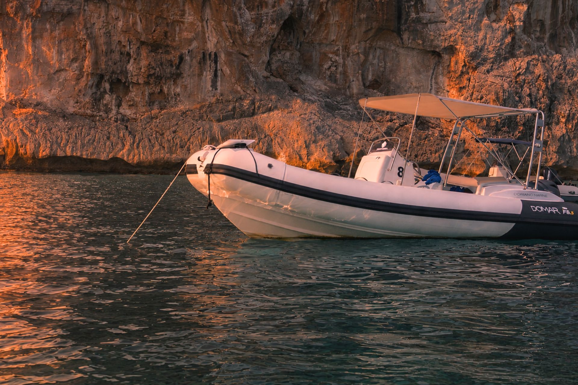 Immagine di un gommone con tendalino e numero 8 sul fianco