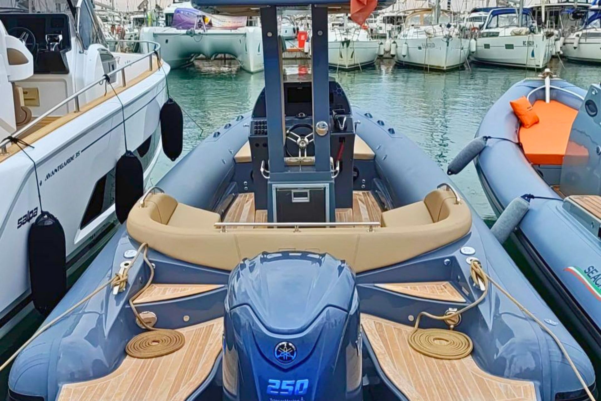 Immagine di un gommone blu con sedili beige ormeggiato