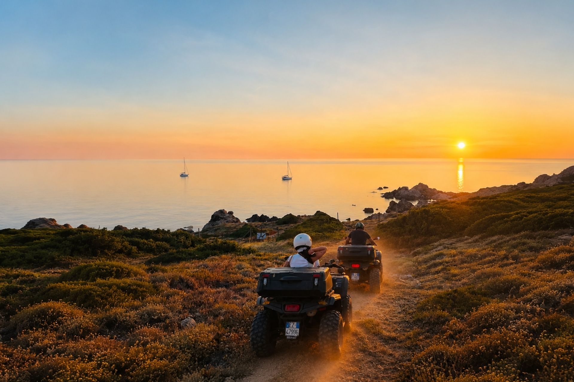 Deux personnes en quad sur un sentier panoramique avec le coucher de soleil en arrière-plan et la mer visible sur la gauche.