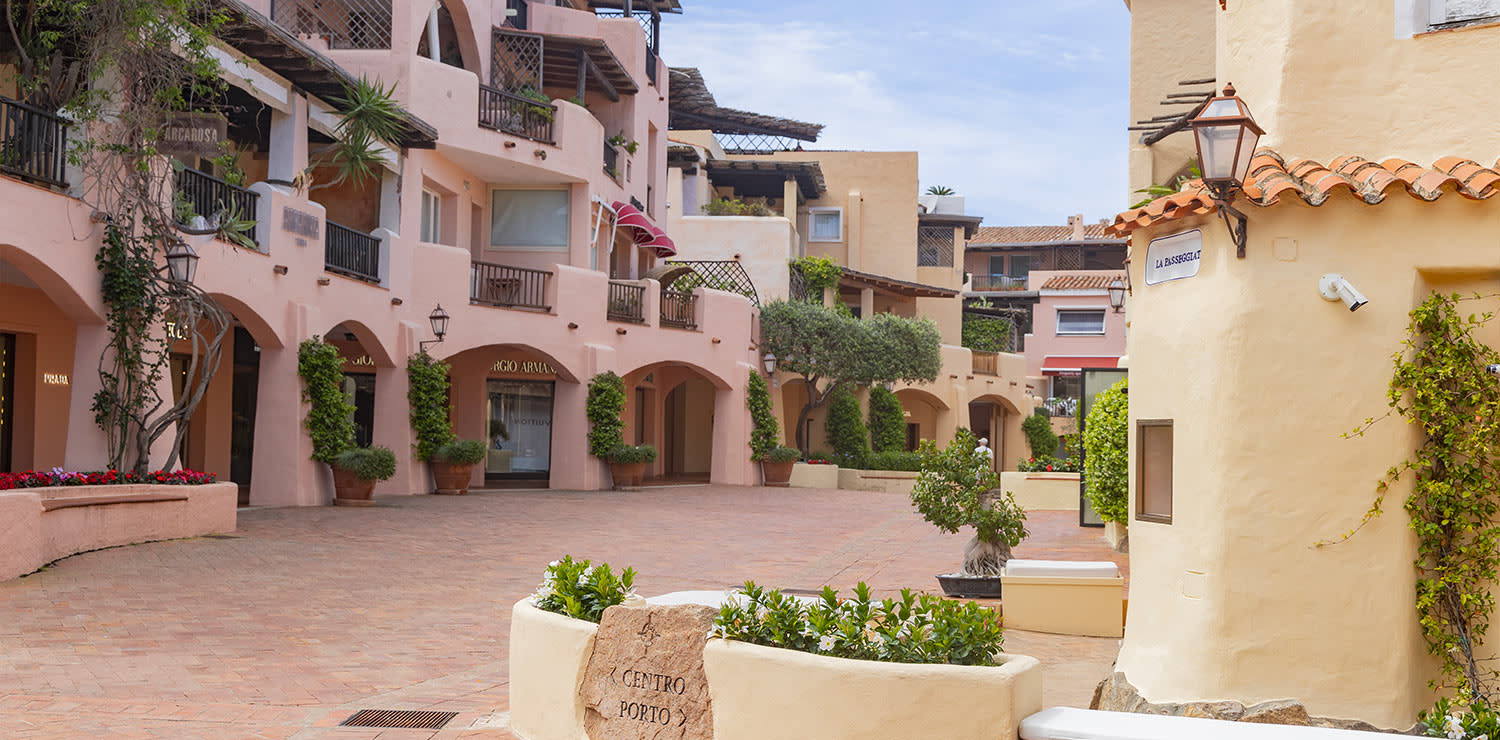 Escursione da Alghero a San Pantaleo e Porto Cervo, con visita al centro storico e mercato di San Pantaleo e passeggiata a Porto Cervo