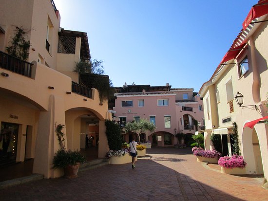 A walk through the streets of San Pantaleo and a visit to Porto Cervo, with shopping opportunities and free lunch