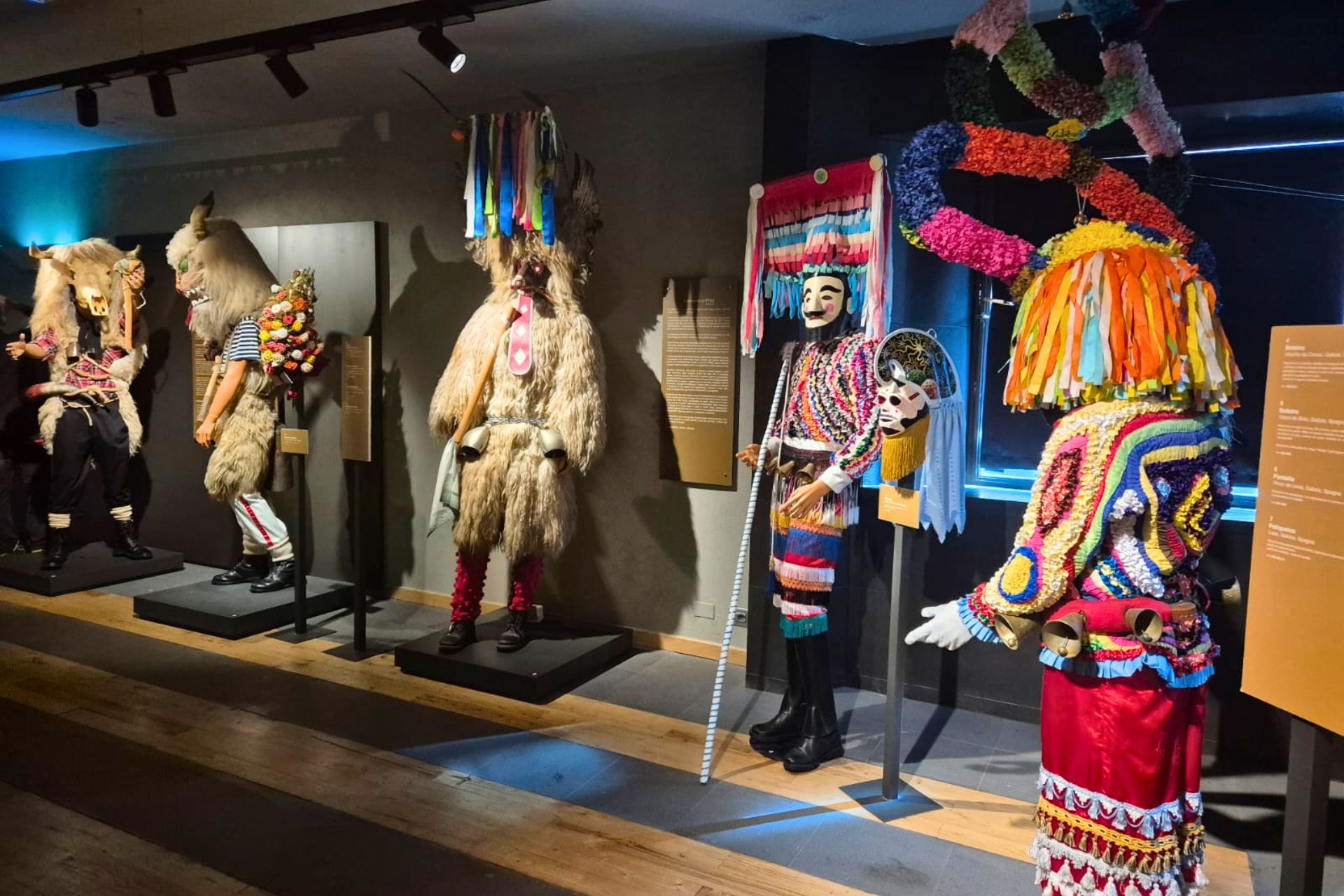 Une collection de masques traditionnels de Mamoiada dans un musée