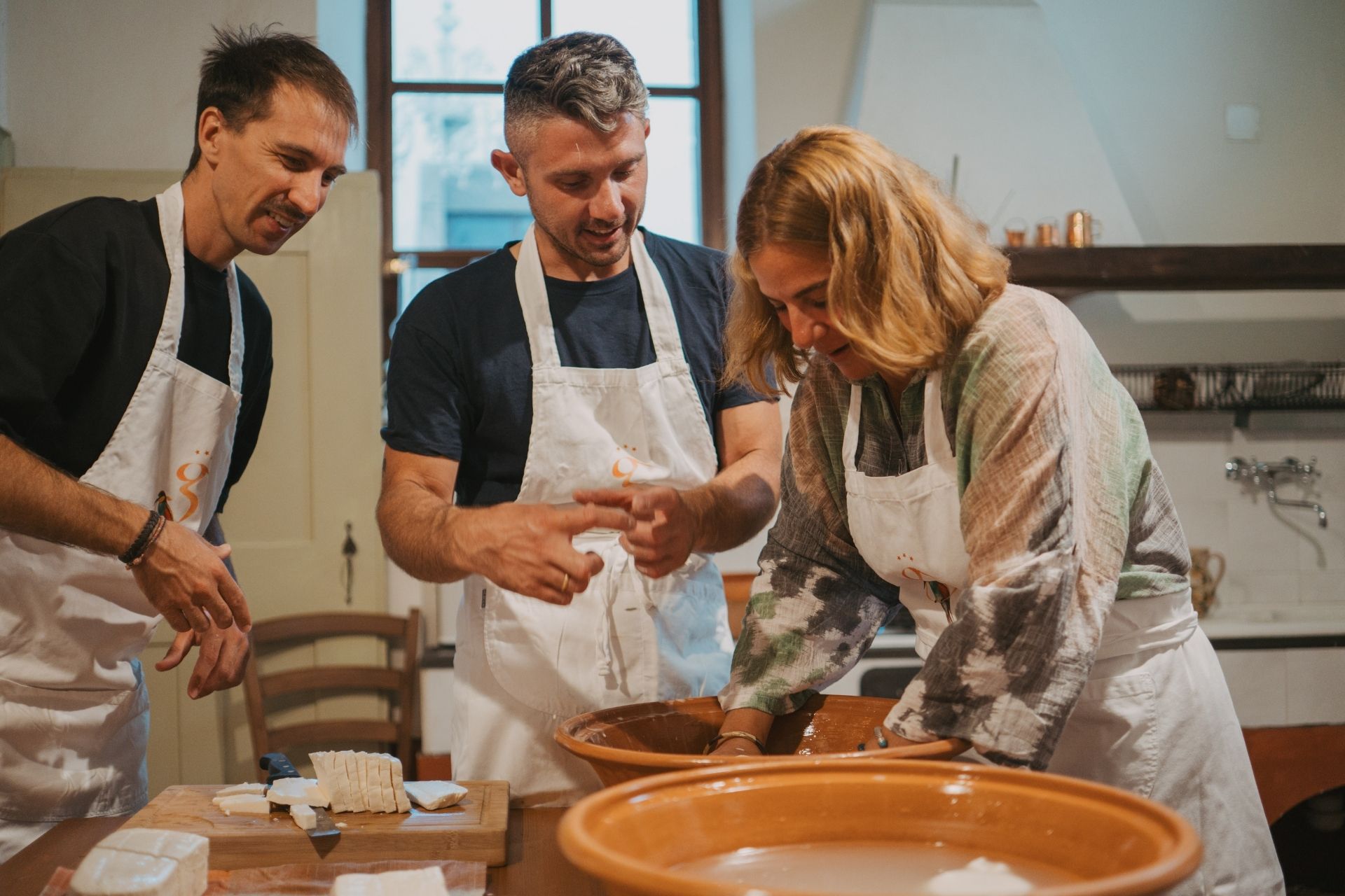 Tres personas en Cerdeña, que participan en un curso de cocina
