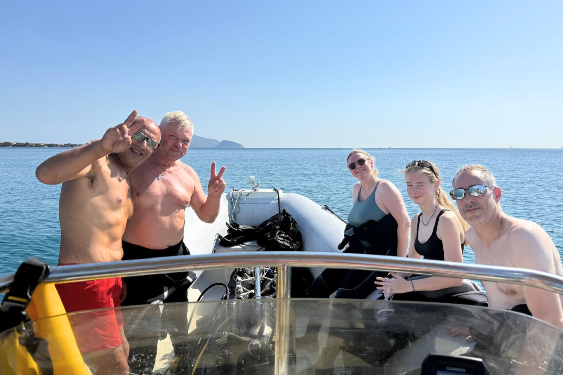 Gruppo di persone in una barca a vela, pronti per un'esperienza di snorkeling nelle acque cristalline della Sardegna nord-orientale