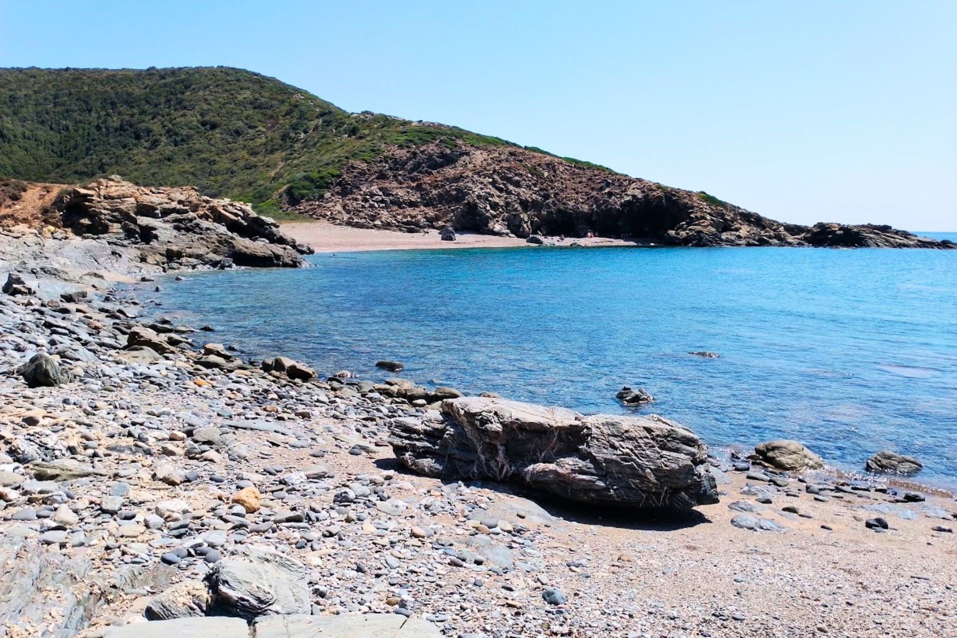 Eine Wanderung durch die Buchten der Costa Verde in Torre dei Corsari mit einem Aperitif zwischen Panoramawegen und kristallklarem Meer