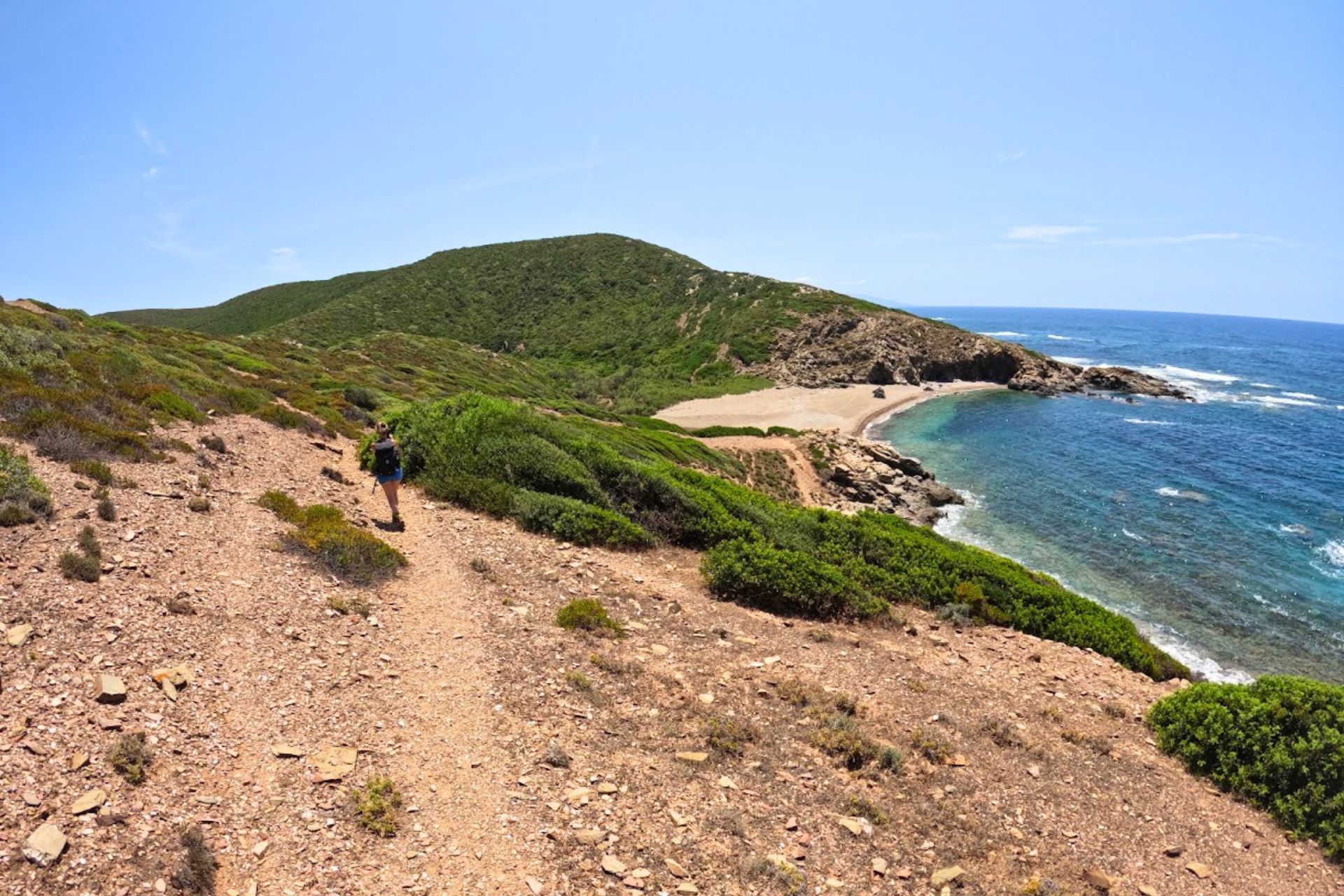 Eine Wanderung durch die Buchten der Costa Verde in Torre dei Corsari mit einem Aperitif, eingebettet in die mediterrane Macchia und mit herrlichem Blick auf das Meer