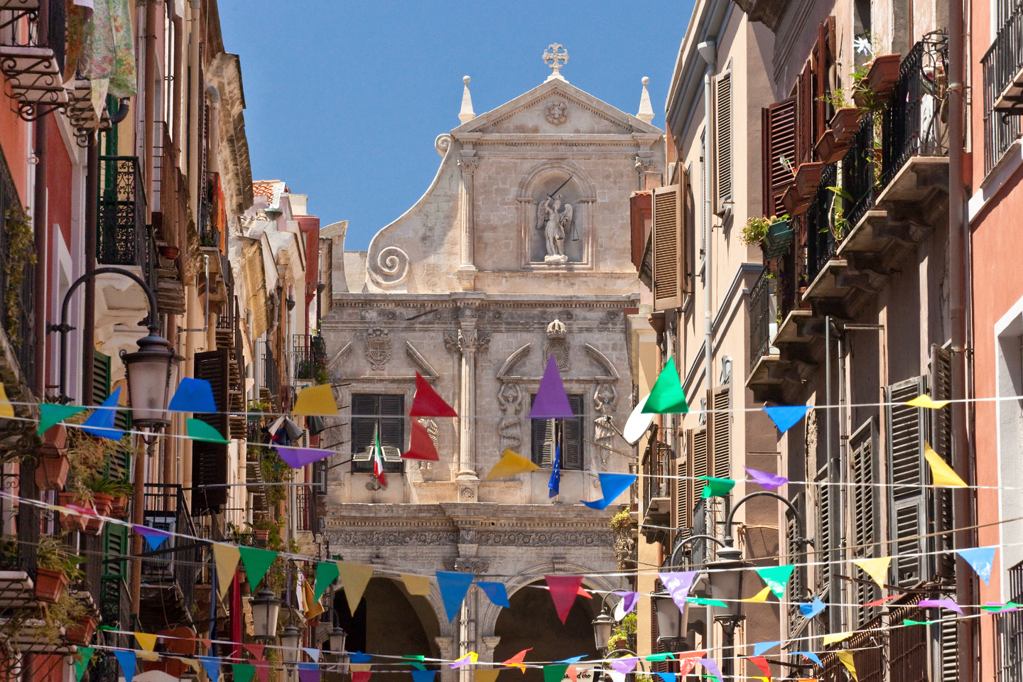 Un paseo por los callejones y distritos históricos de Cagliari, con historias, curiosidades y tradiciones locales.