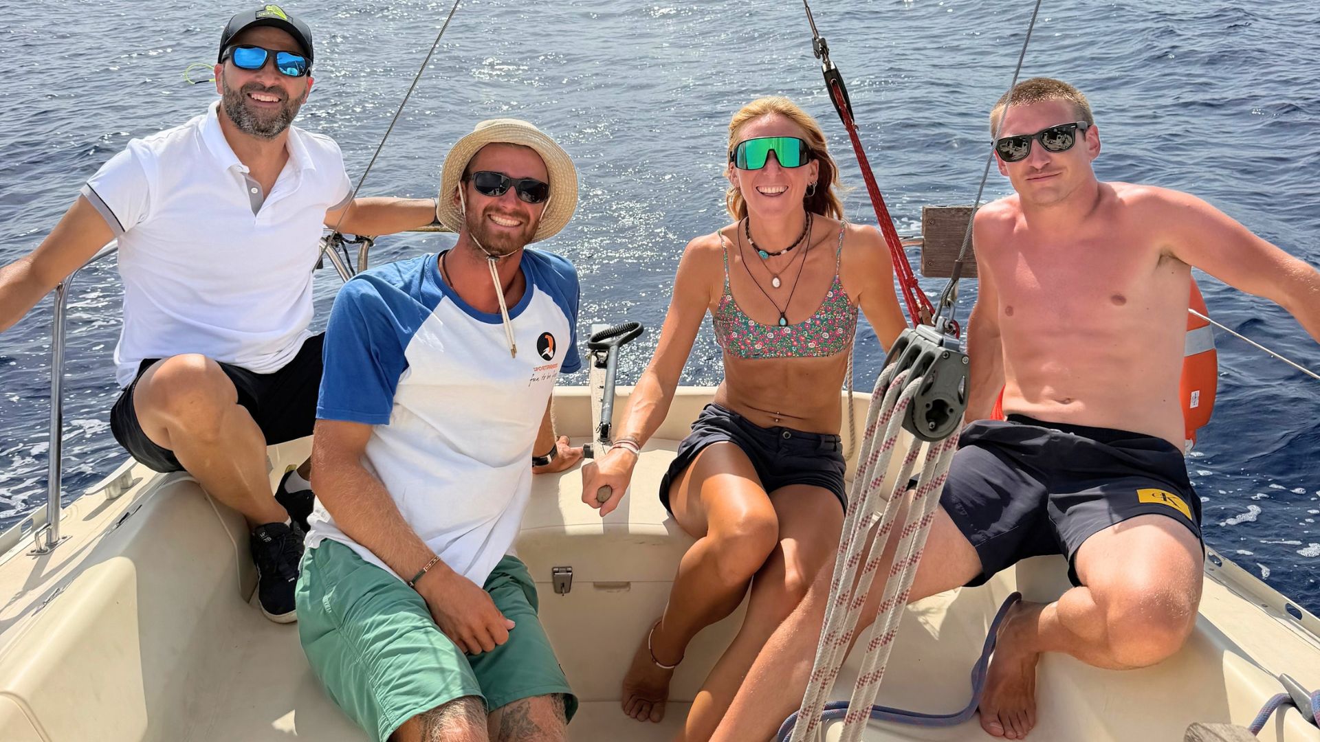 Personnes profitant d'un voyage en voilier à Arbatax, en Sardaigne