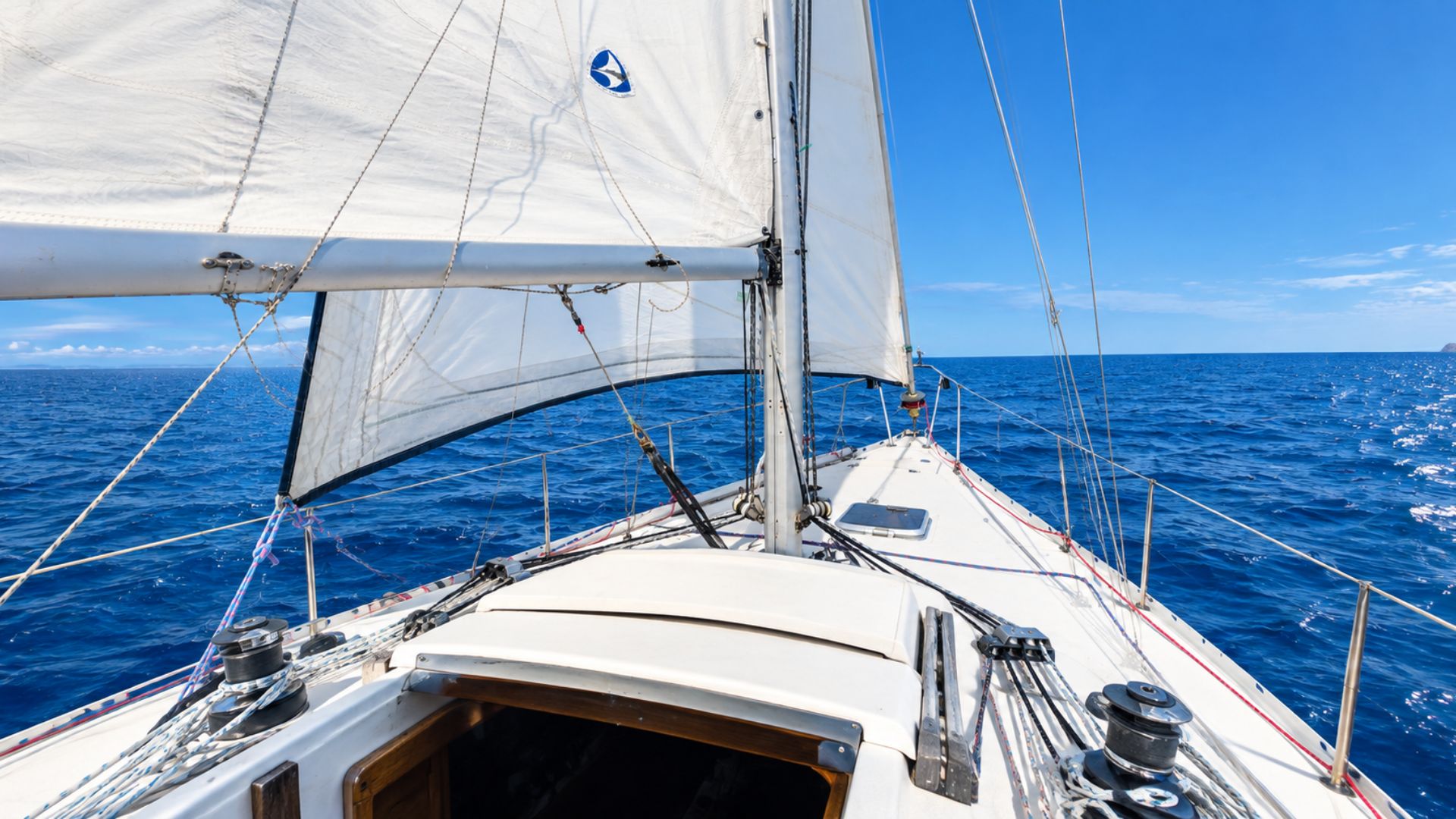Un voilier navigue le long de la côte est de la Sardaigne, avec des arrêts pour nager et se détendre à bord avec un apéritif