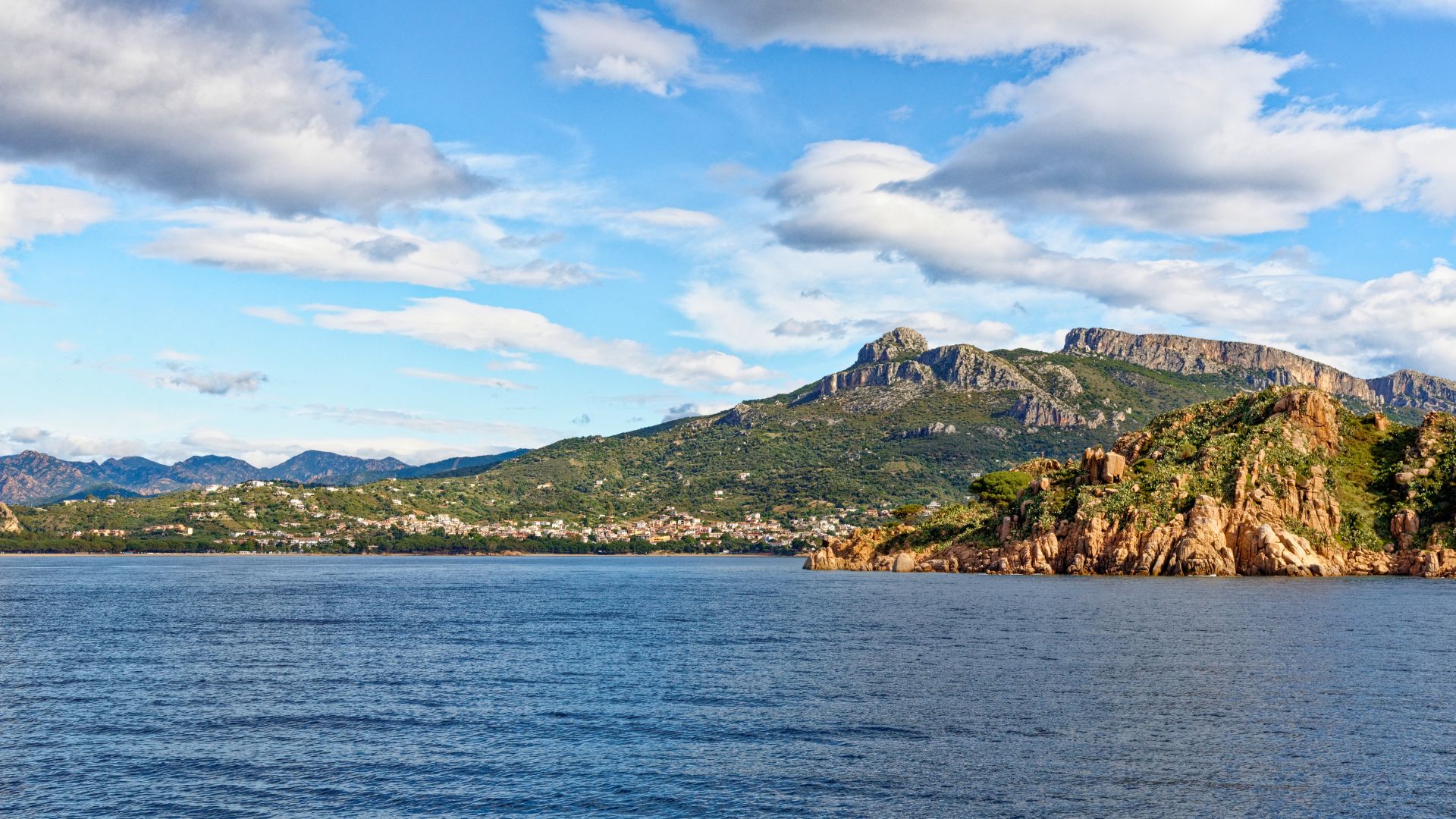 Vue panoramique sur un littoral aux falaises et aux eaux claires, idéal pour les excursions en voilier et les escales de baignade