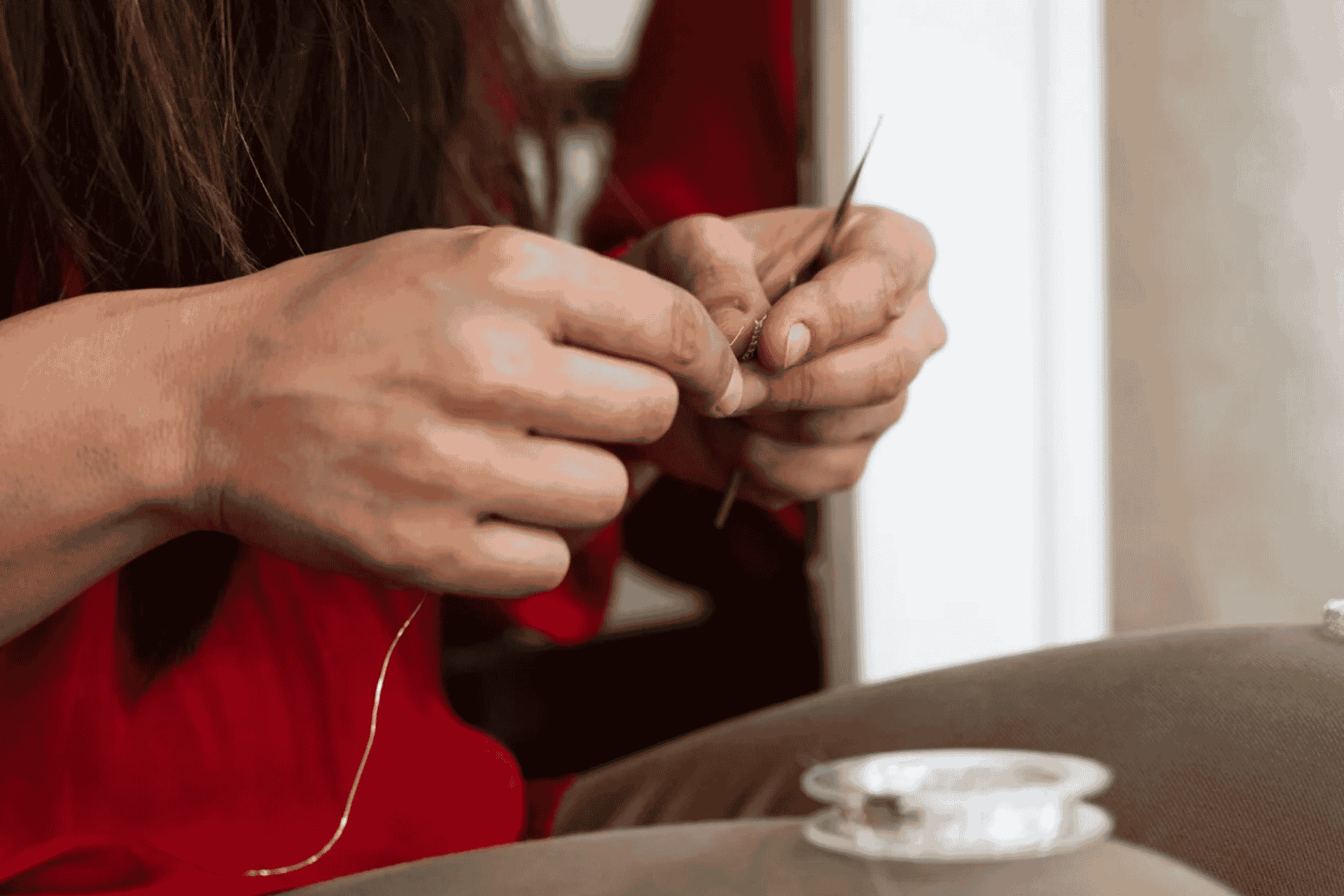 Una persona trabaja con hilos de plata en un taller de orfebrería en Cagliari