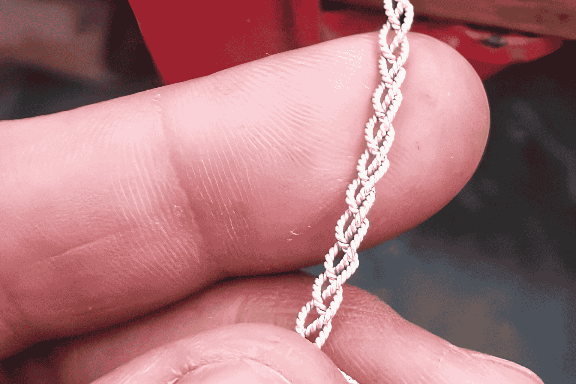 El alambre de plata se transforma en la trenza básica para hacer el anillo