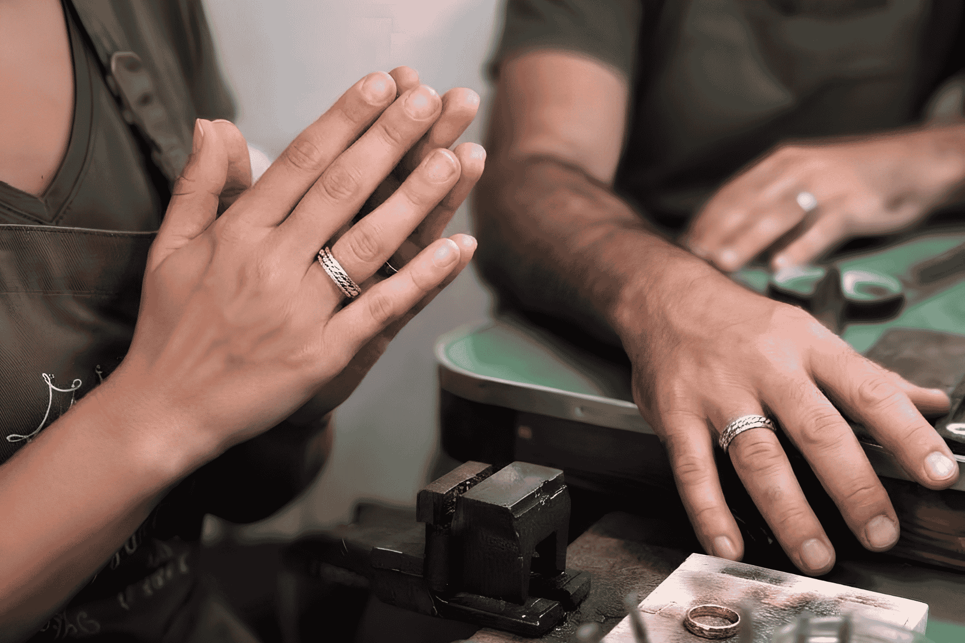 Taller de orfebrería en Cagliari con herramientas y materiales para la creación de joyas de plata.