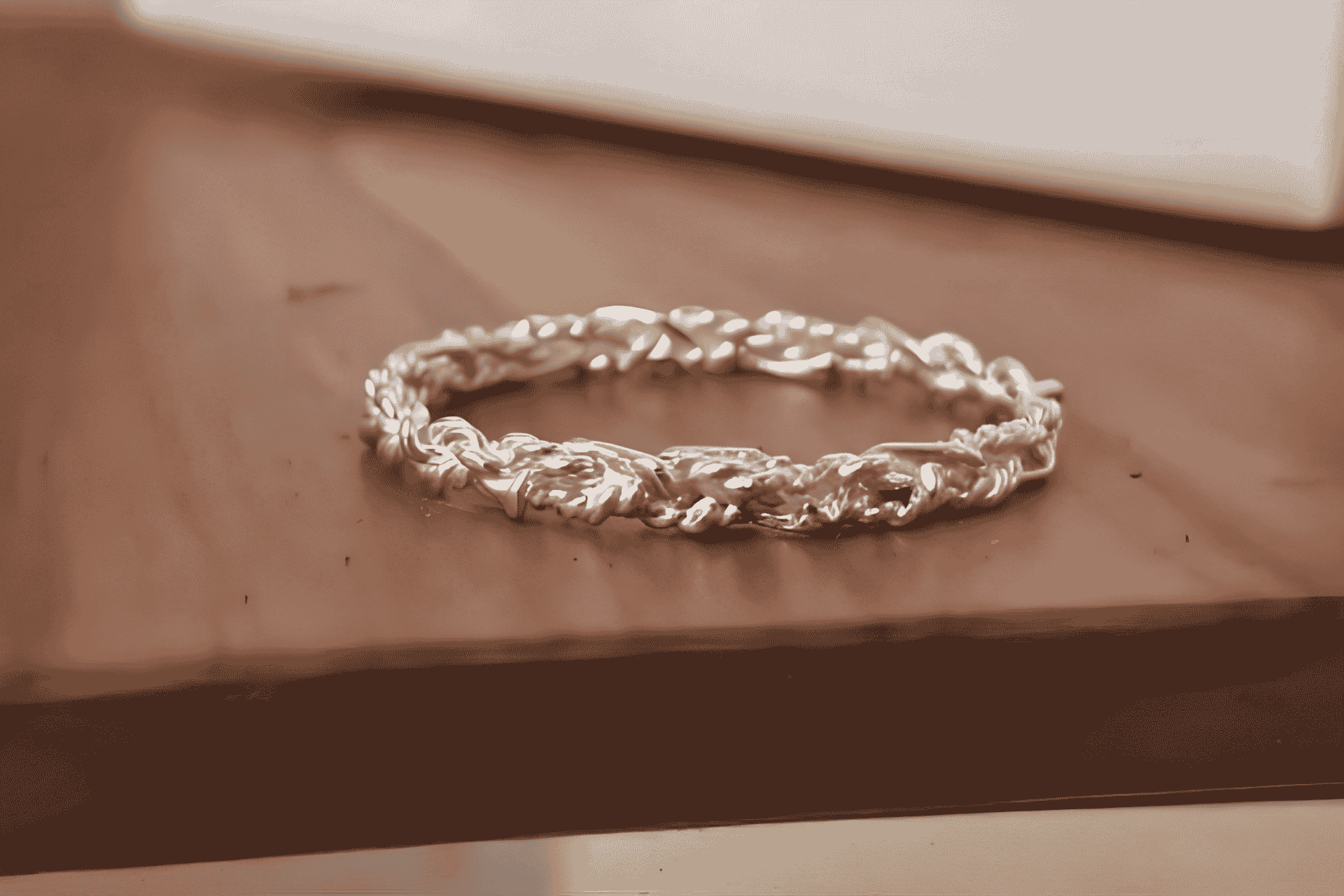 Anillo de plata con decoraciones tejidas típicas de Cerdeña.
