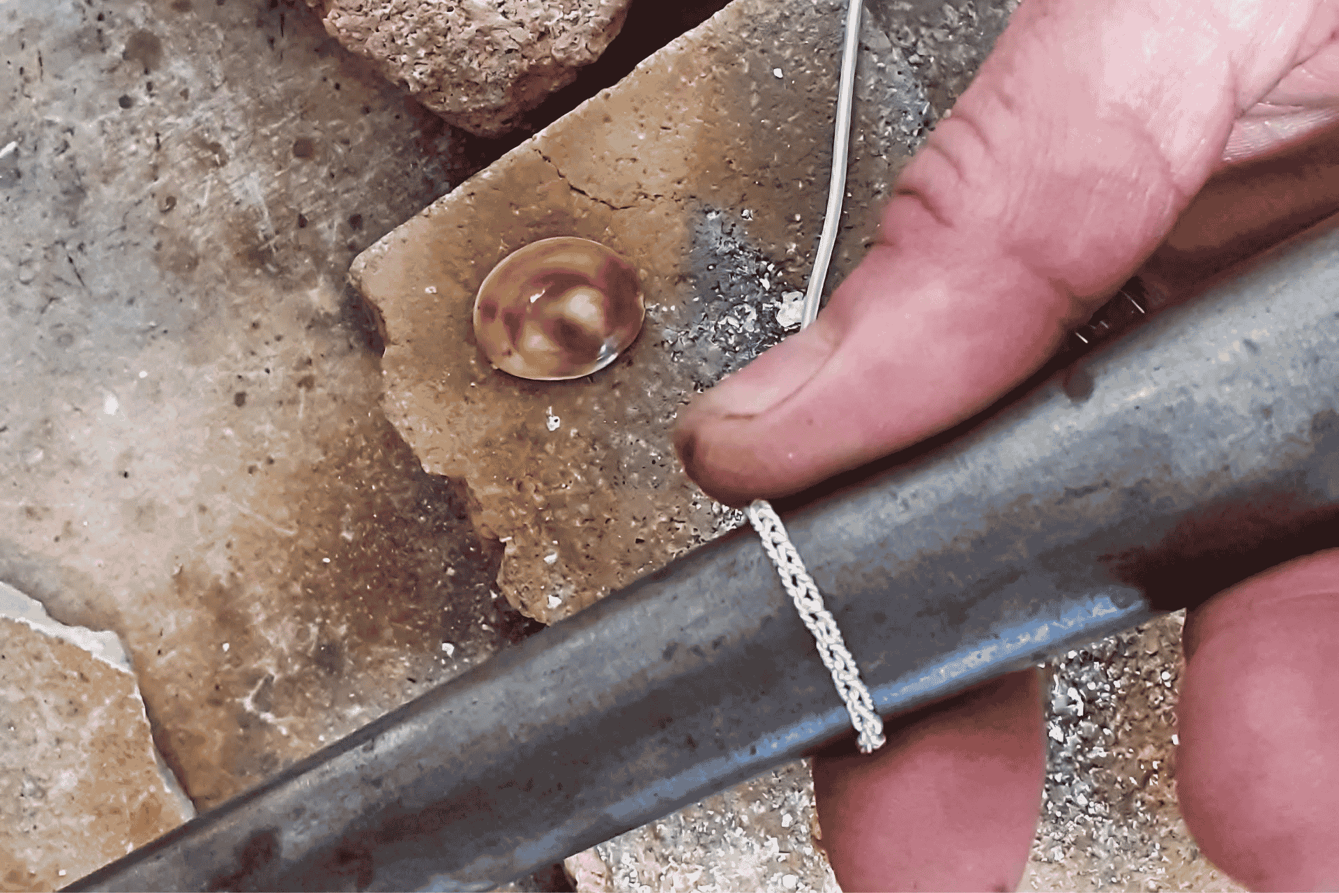 Persona que crea una joya de plata en un taller de orfebrería de Cagliari