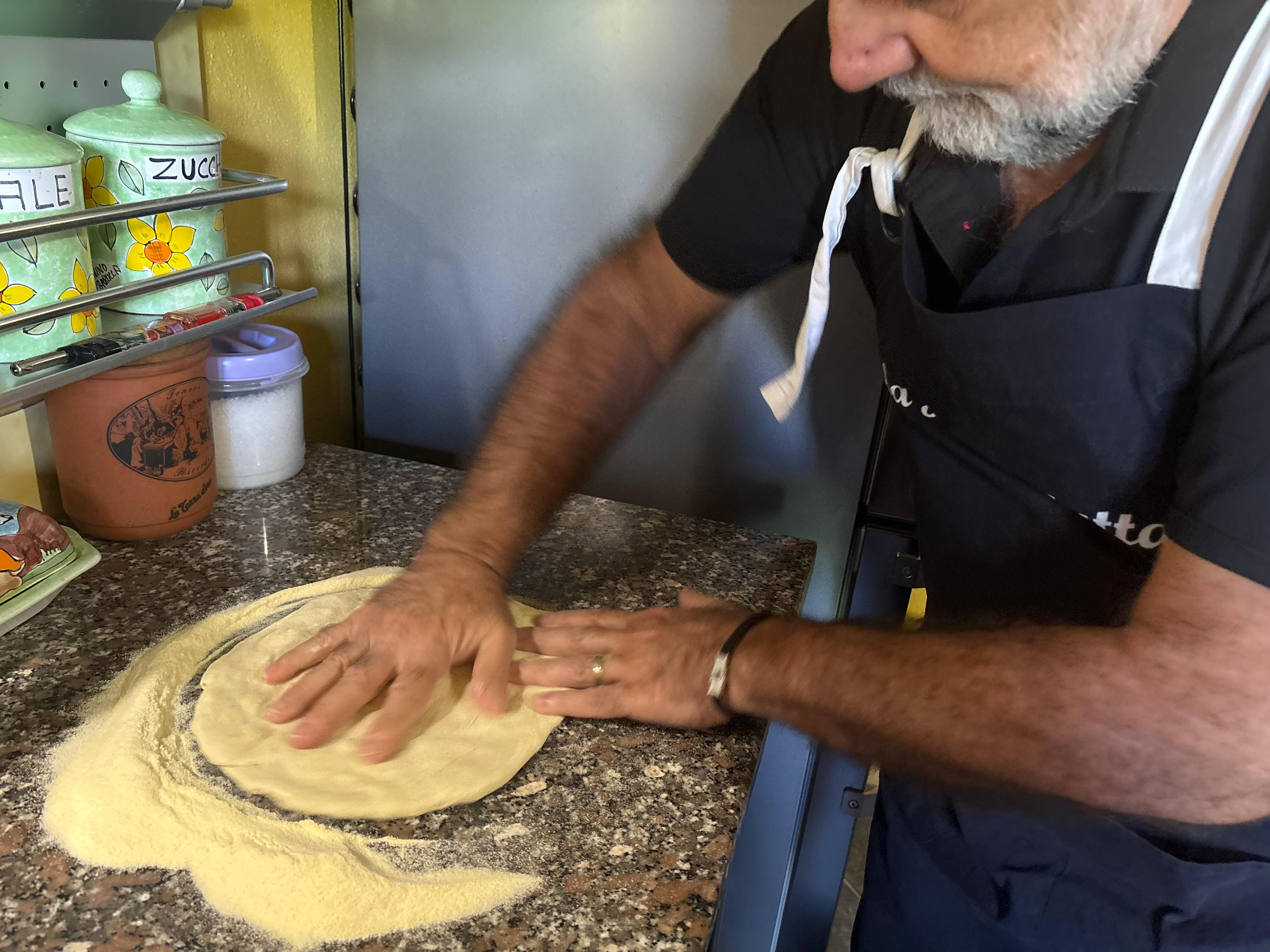 Pizza dough processing during the workshop in Quartu