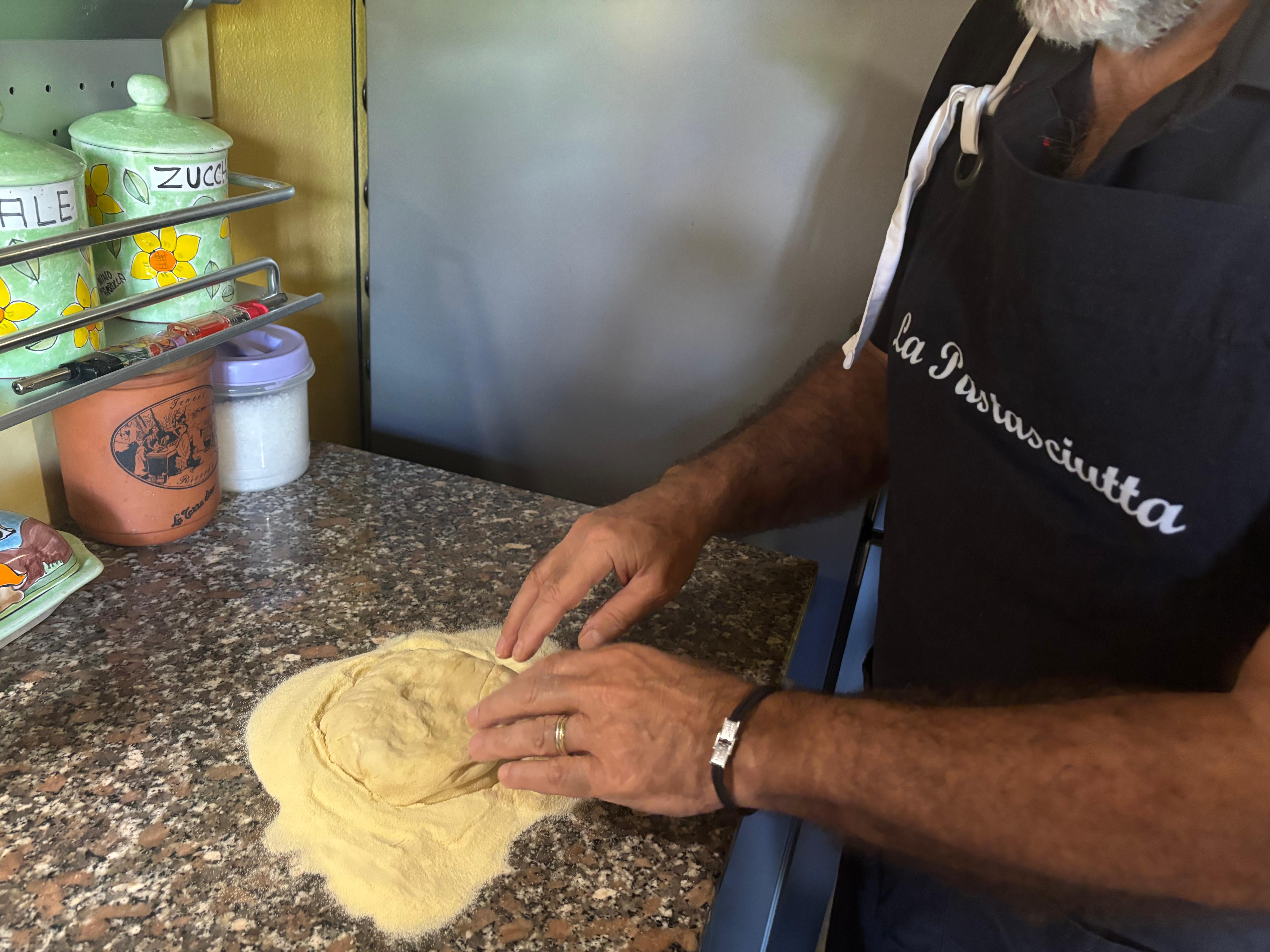 Custom pizza dough processing during the workshop in Quartu