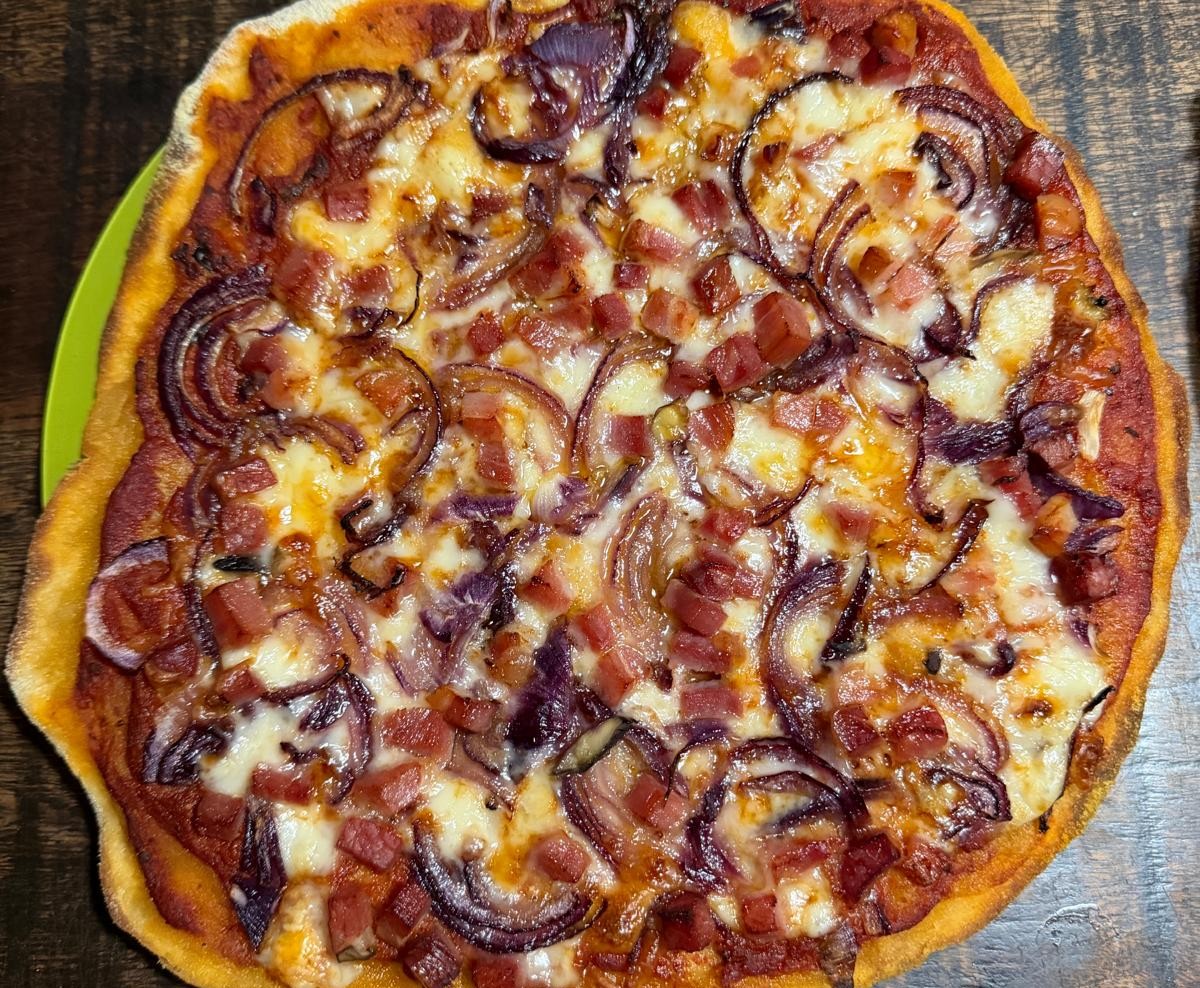Pizza with bacon, onions and cheese, ready to be enjoyed after the workshop