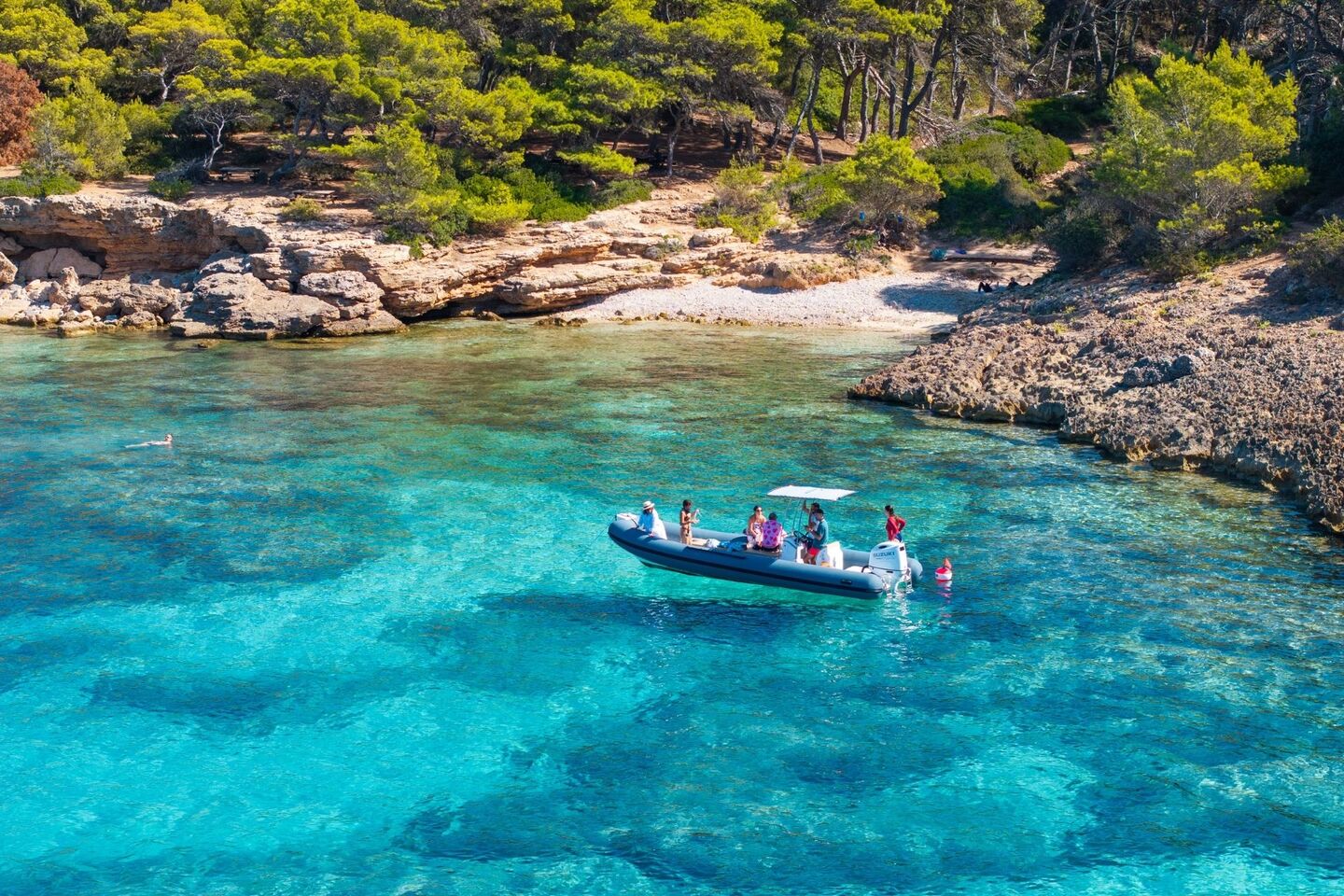 Dinghy stop for snorkeling along the shores of the Porto Conte Park