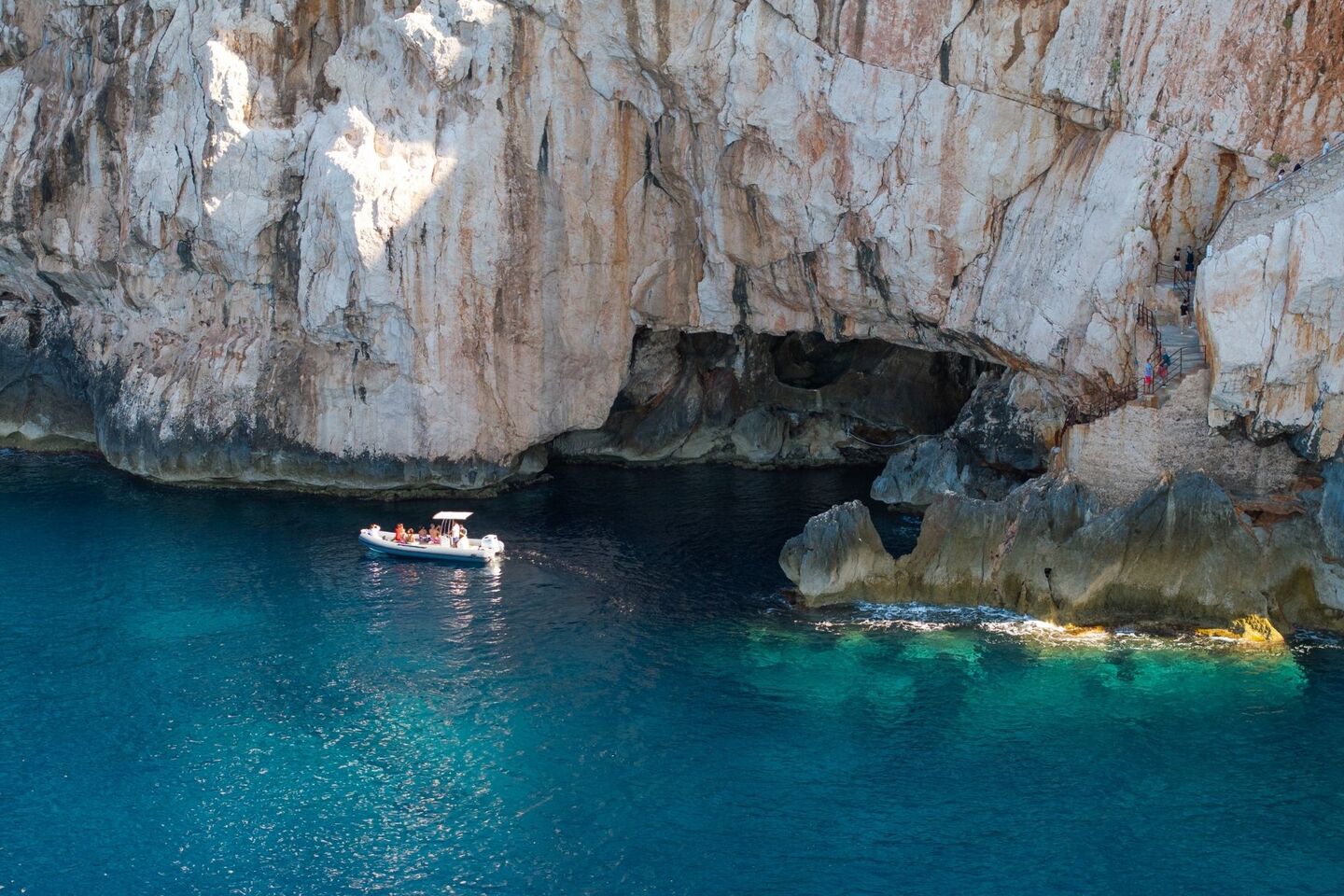 Dinghy stop for snorkeling along the shores of the Porto Conte Park